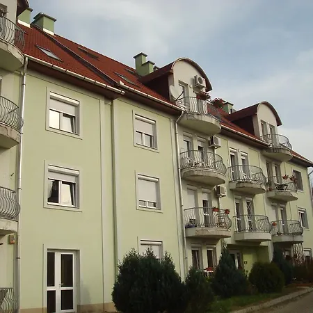Apartment Centrum Apartman *